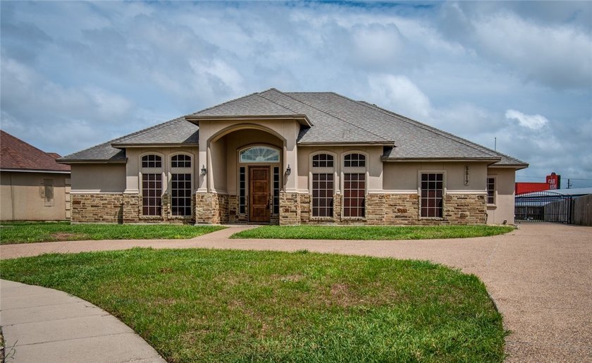 Beautiful stucco and stone home nestled in a quiet cul-de-sac - photo 3
