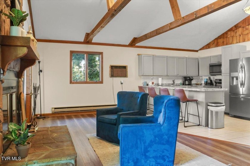 Welcome to lakefront living at its finest! This beautifully - photo 11