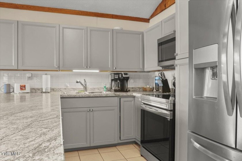 Welcome to lakefront living at its finest! This beautifully - photo 13