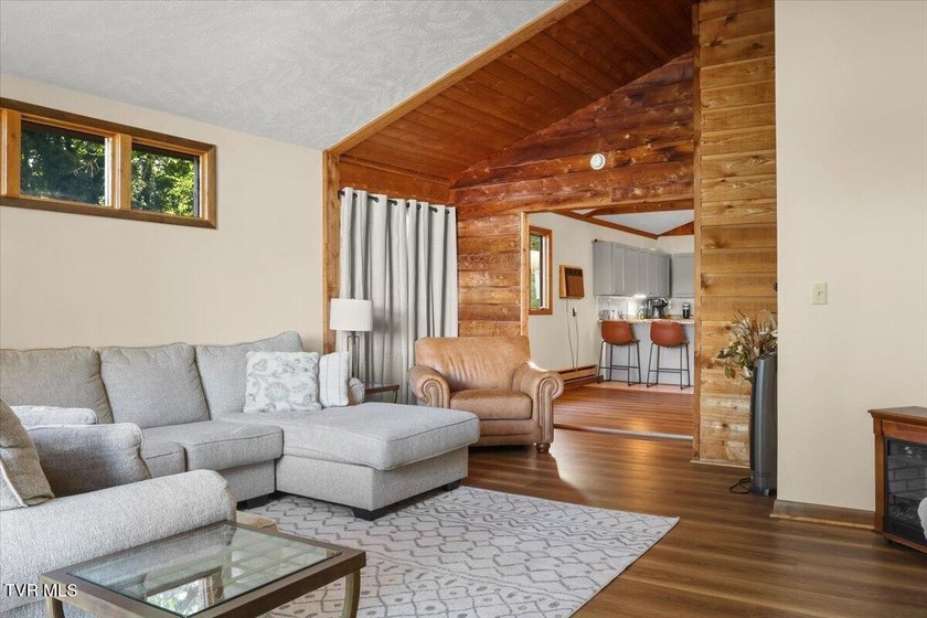 Welcome to lakefront living at its finest! This beautifully - photo 19