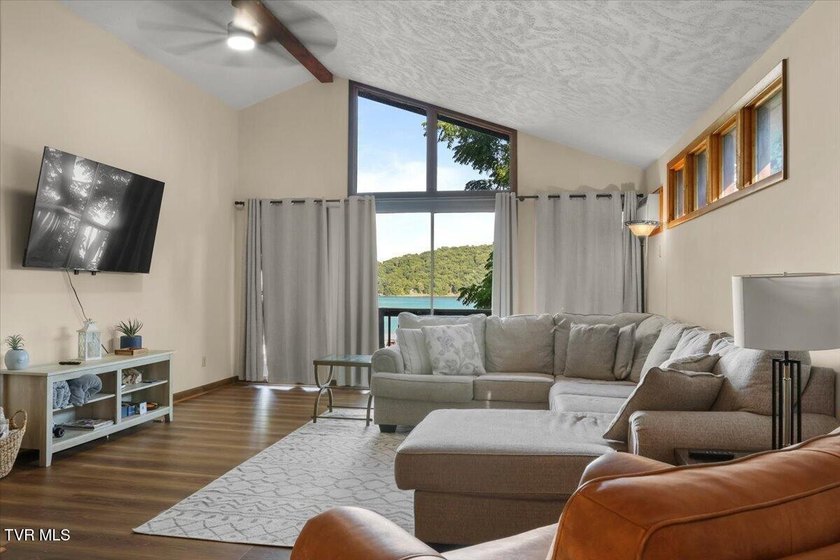 Welcome to lakefront living at its finest! This beautifully - photo 20