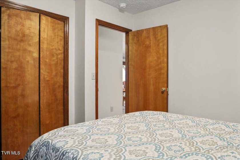 Welcome to lakefront living at its finest! This beautifully - photo 29