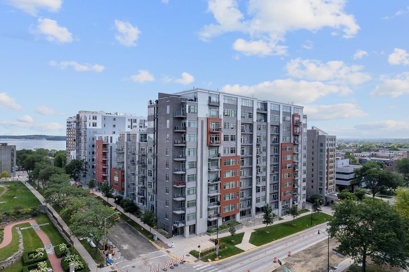 Welcome home to this beautifully updated 1-bedroom, 1-bath - photo 33