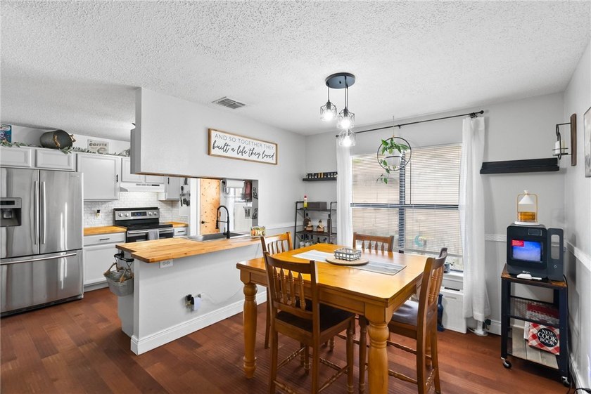 BACK ON MARKET, no fault of seller! Spacious 4-bedroom, 2-bath - photo 5