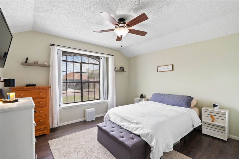 BACK ON MARKET, no fault of seller! Spacious 4-bedroom, 2-bath - photo 6