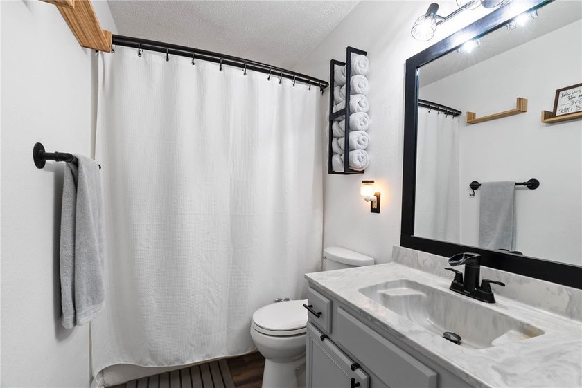 BACK ON MARKET, no fault of seller! Spacious 4-bedroom, 2-bath - photo 7