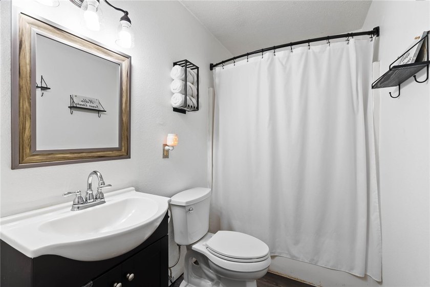 BACK ON MARKET, no fault of seller! Spacious 4-bedroom, 2-bath - photo 10