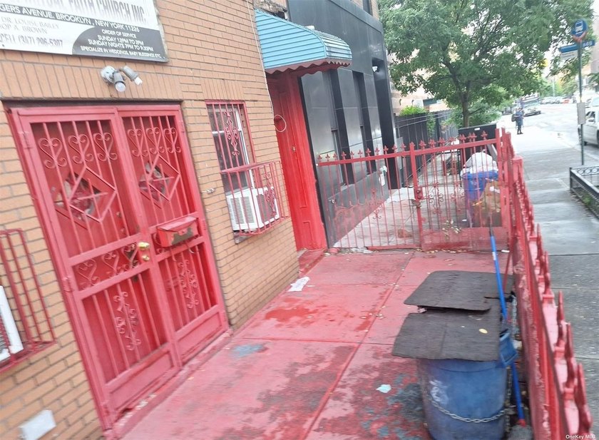 This Mixed Use Building Features 2 Kitchens, 4 Bedrooms, 3 Full - photo 3