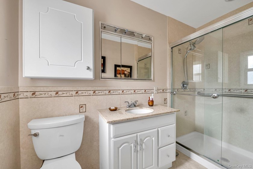 Fabulous 3 Bed, 3 Bath Raised Ranch In Great Neck Estates! A - photo 13