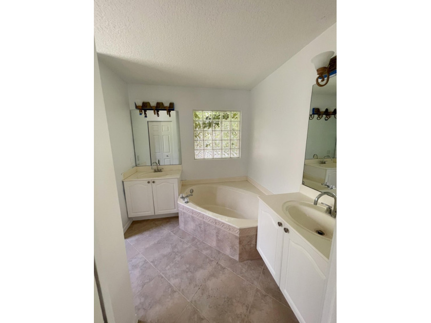 Recently refreshed 3-bedroom, 2-bathroom home located in Rivera - photo 14