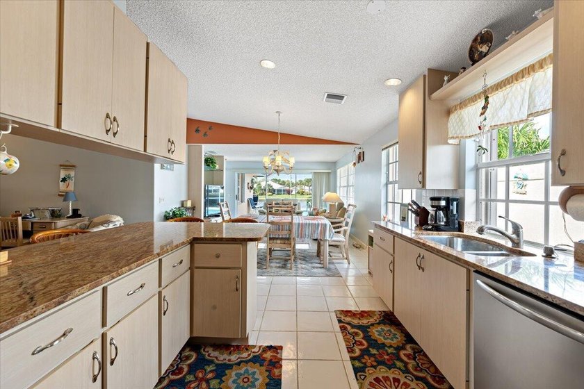 Beautiful 2Bd, 2Ba waterfront POOL villa. Ideally located in the - photo 11