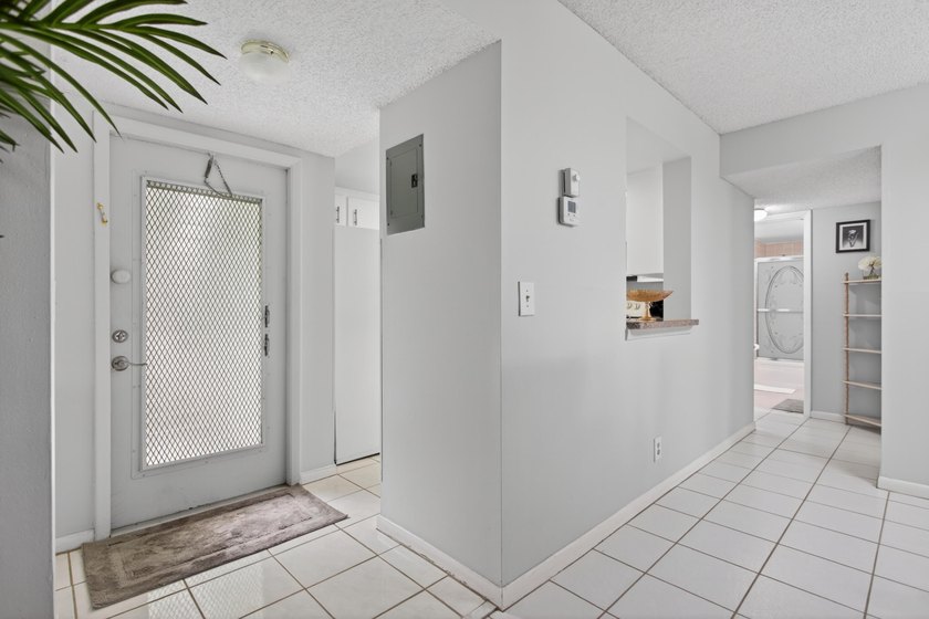 Beautiful FIRST floor unit, soothing colors, bright and airy! - photo 11