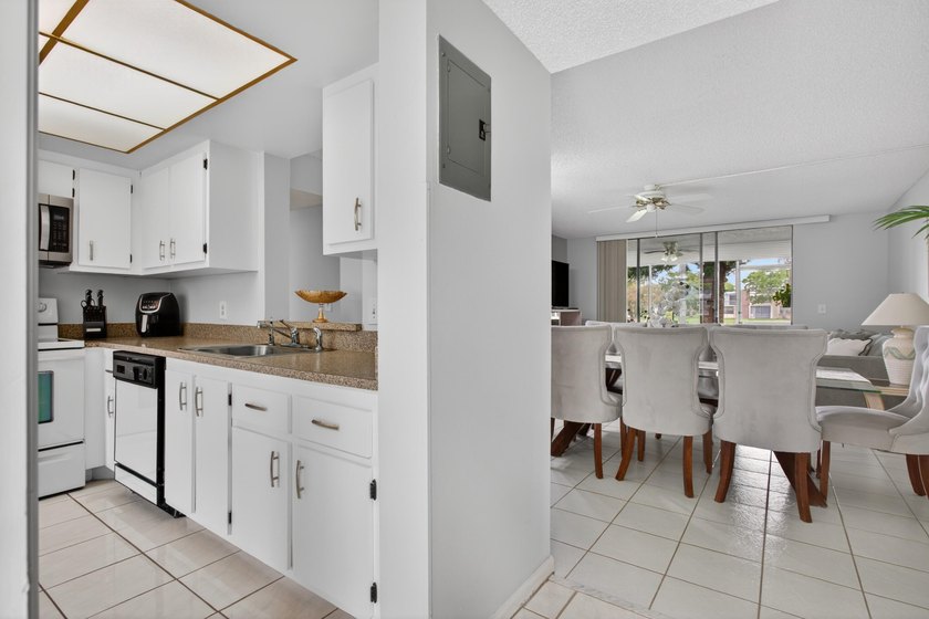 Beautiful FIRST floor unit, soothing colors, bright and airy! - photo 12