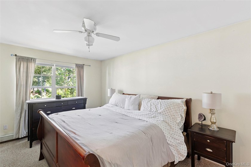 Welcome to this beautifully maintained 4-bedroom, 2-bathroom - photo 14