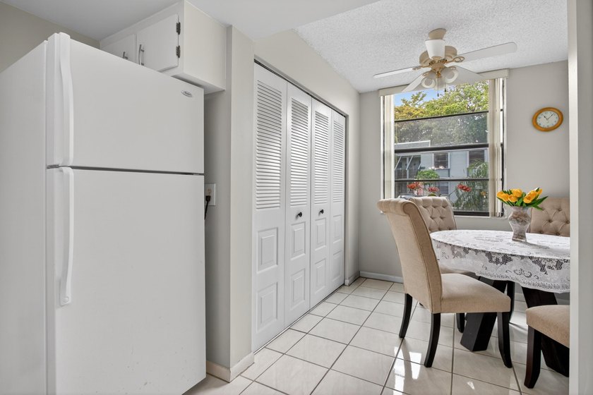 Beautiful FIRST floor unit, soothing colors, bright and airy! - photo 14