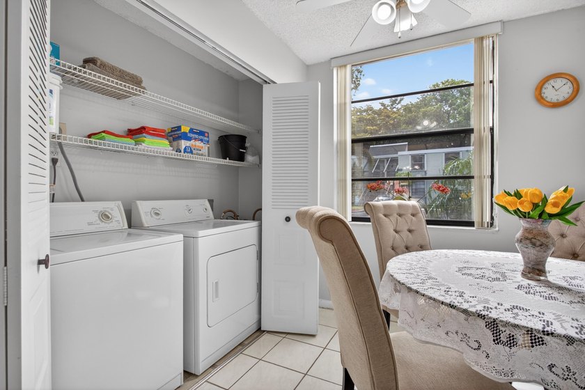 Beautiful FIRST floor unit, soothing colors, bright and airy! - photo 17