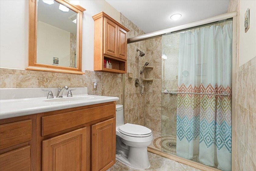 Beautiful 2Bd, 2Ba waterfront POOL villa. Ideally located in the - photo 18