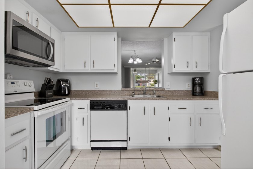 Beautiful FIRST floor unit, soothing colors, bright and airy! - photo 18