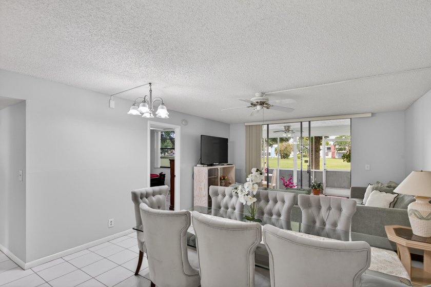 Beautiful FIRST floor unit, soothing colors, bright and airy! - photo 19