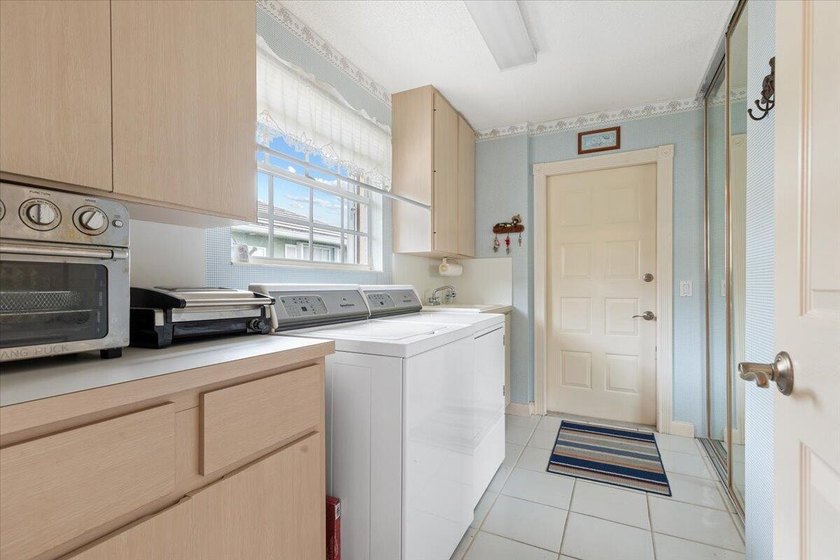 Beautiful 2Bd, 2Ba waterfront POOL villa. Ideally located in the - photo 21