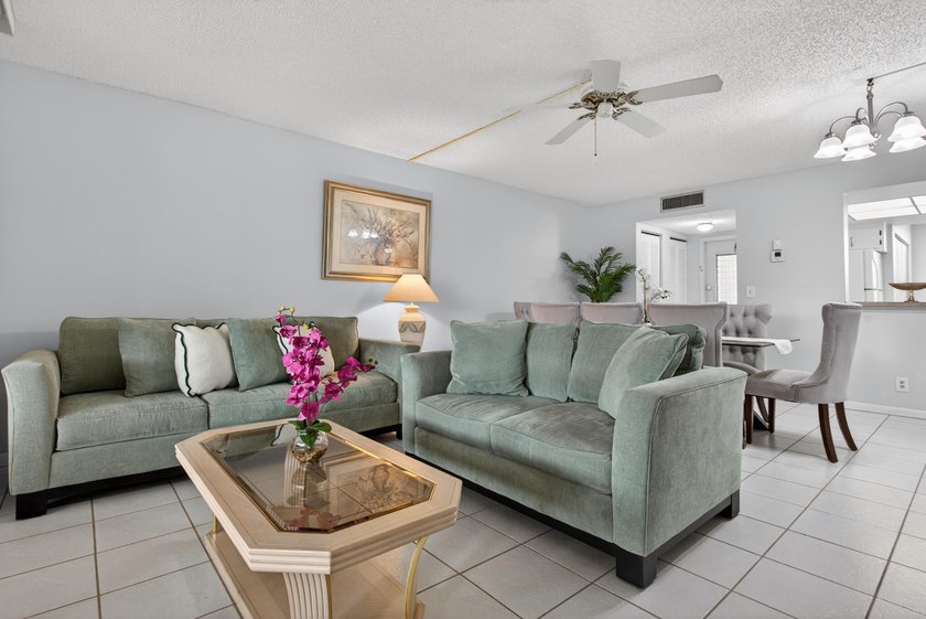 Beautiful FIRST floor unit, soothing colors, bright and airy! - photo 23