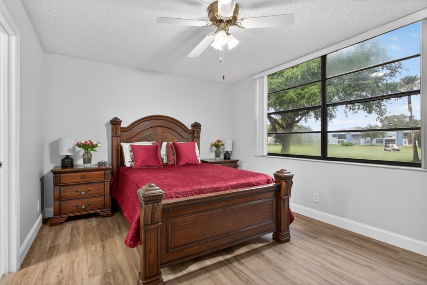 Beautiful FIRST floor unit, soothing colors, bright and airy! - photo 25