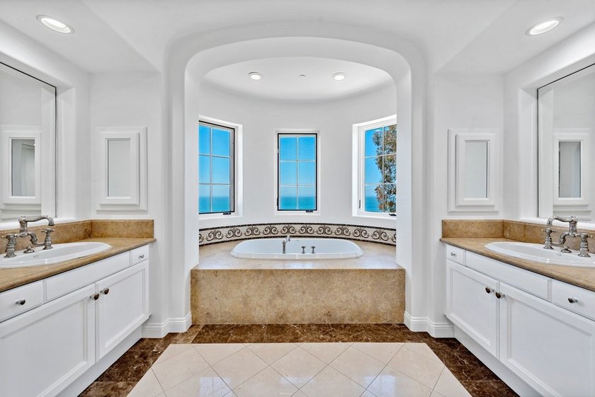 Stunning 180-degree, panoramic ocean, Catalina &amp; sunset views - photo 32