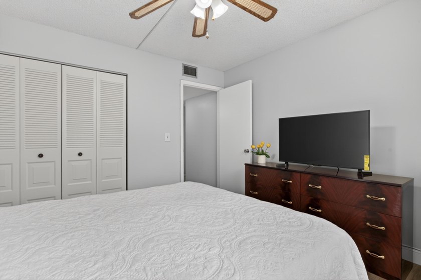 Beautiful FIRST floor unit, soothing colors, bright and airy! - photo 33