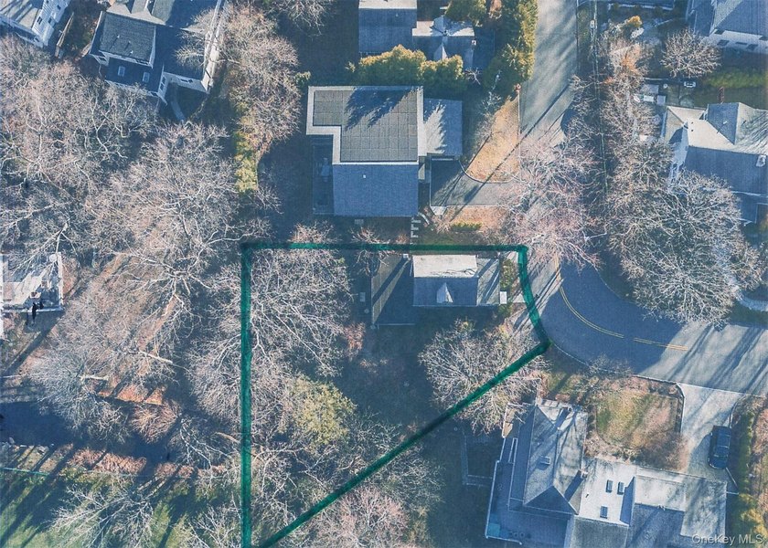 Set on approximately 0.20 acres in a desirable Larchmont - photo 4