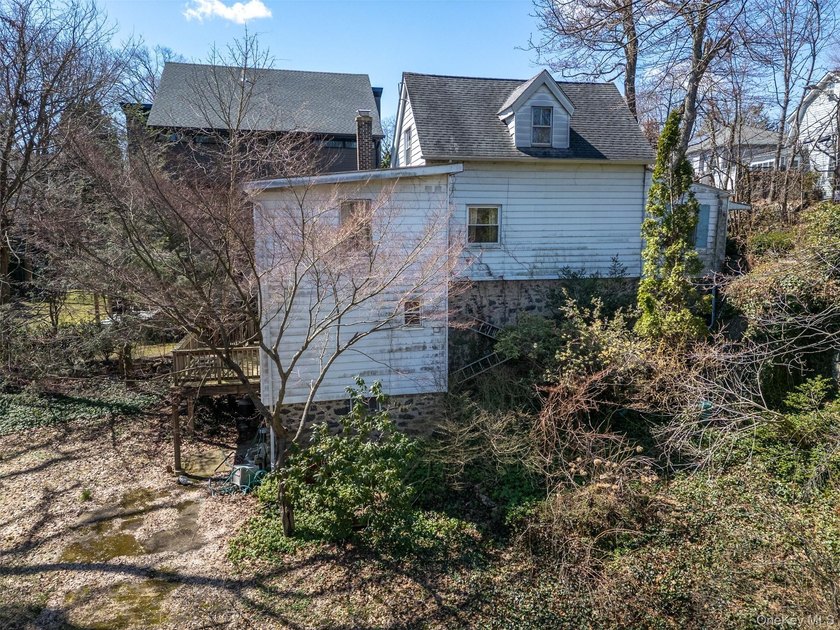 Set on approximately 0.20 acres in a desirable Larchmont - photo 9