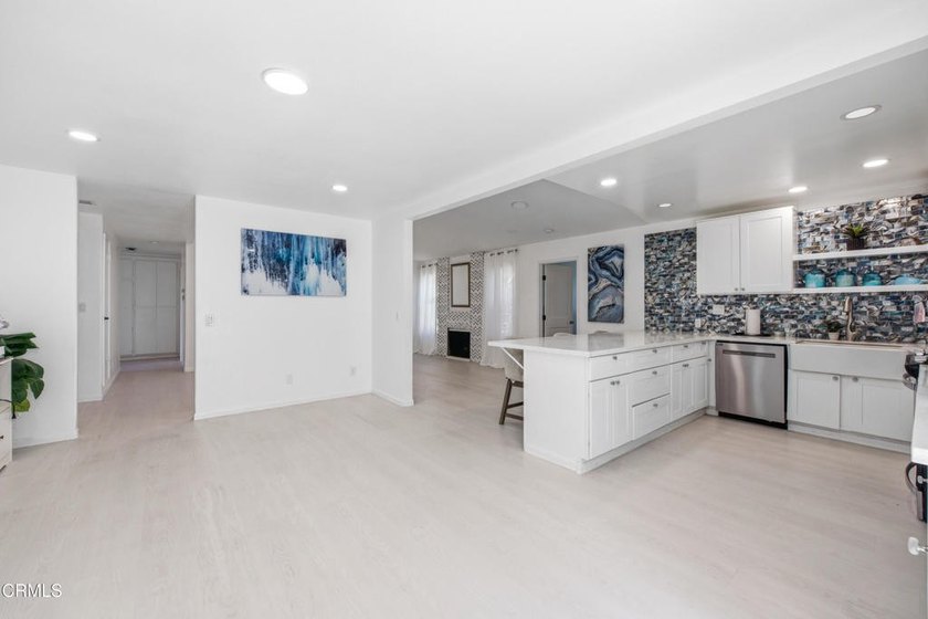 Beautifully Renovated End Unit Home in the Heart of Ventura! - photo 11