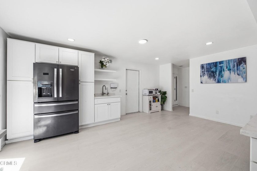 Beautifully Renovated End Unit Home in the Heart of Ventura! - photo 12