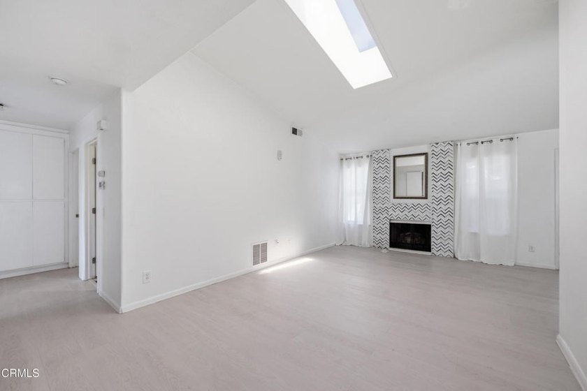 Beautifully Renovated End Unit Home in the Heart of Ventura! - photo 14
