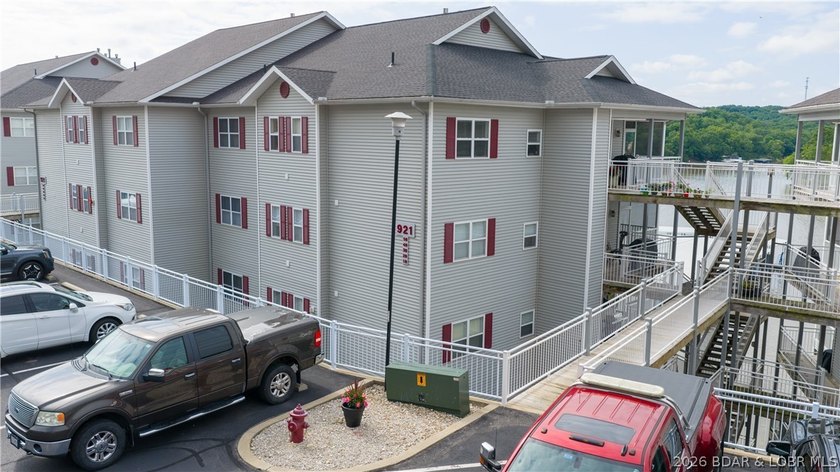 Walk-in 3 bedroom, 3 bath condo at Summer Place with no stairs - photo 31