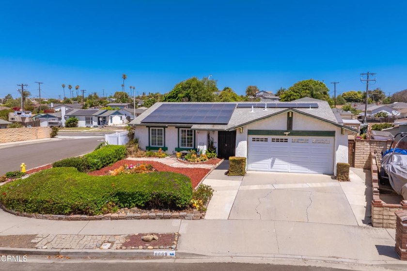 Beautifully Renovated End Unit Home in the Heart of Ventura! - photo 33