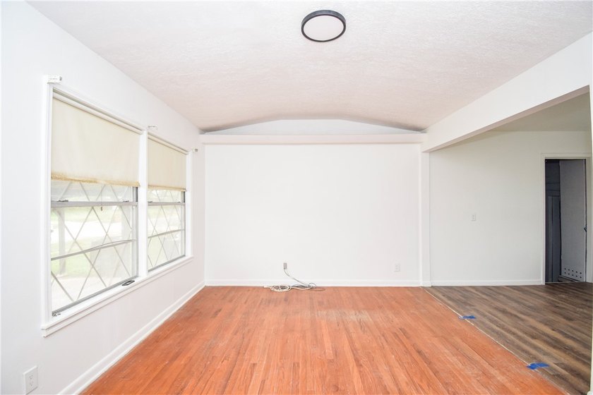 Cute and remodeled 3 bedroom house! ready to move in! Great - photo 9