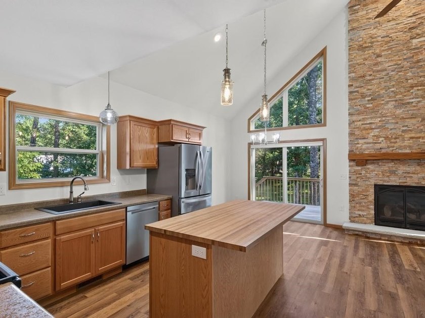 Like new Lake Arrowhead Home! This impeccable cape cod style - photo 11