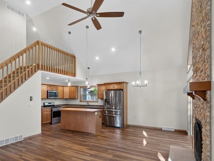 Like new Lake Arrowhead Home! This impeccable cape cod style - photo 12
