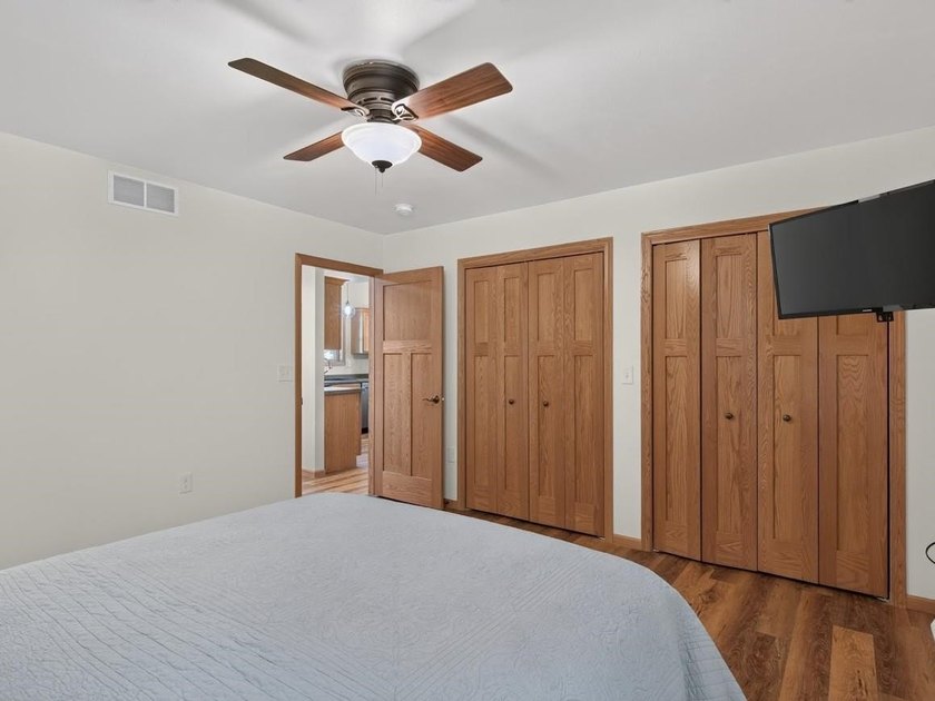 Like new Lake Arrowhead Home! This impeccable cape cod style - photo 14