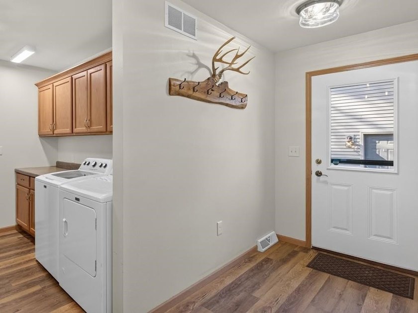 Like new Lake Arrowhead Home! This impeccable cape cod style - photo 16