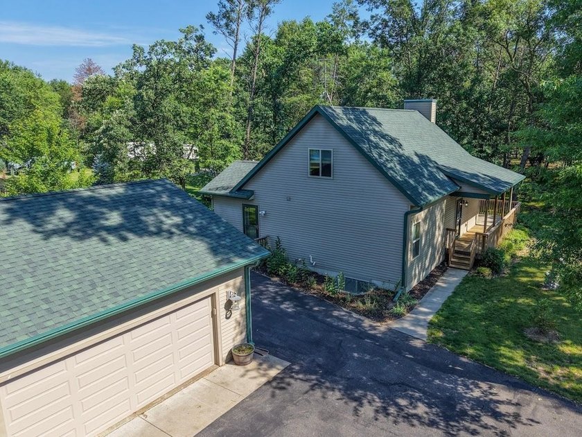 Like new Lake Arrowhead Home! This impeccable cape cod style - photo 40