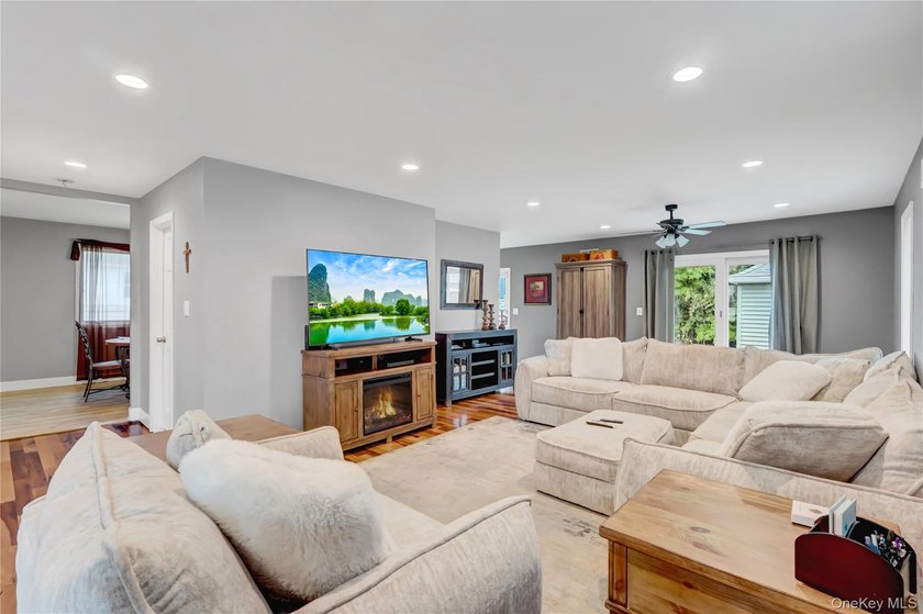 Immaculate and beautifully maintained 3-bedroom, 2-bath home - photo 11