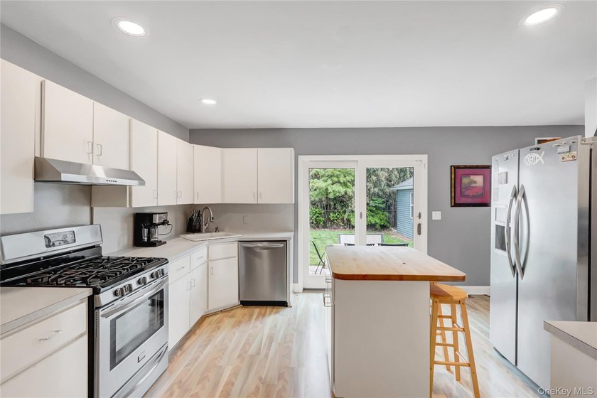 Immaculate and beautifully maintained 3-bedroom, 2-bath home - photo 14