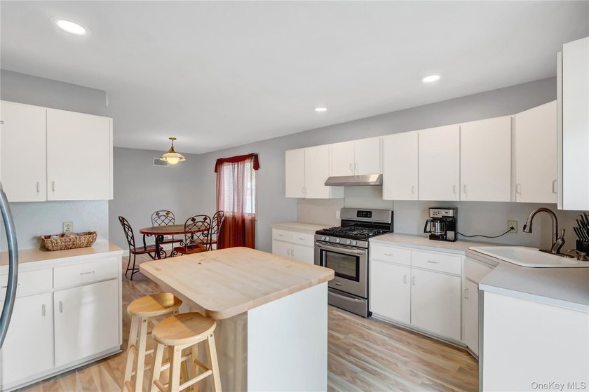 Immaculate and beautifully maintained 3-bedroom, 2-bath home - photo 15