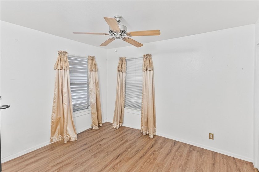 Welcome to this move-in ready gem, perfect for first-time - photo 23