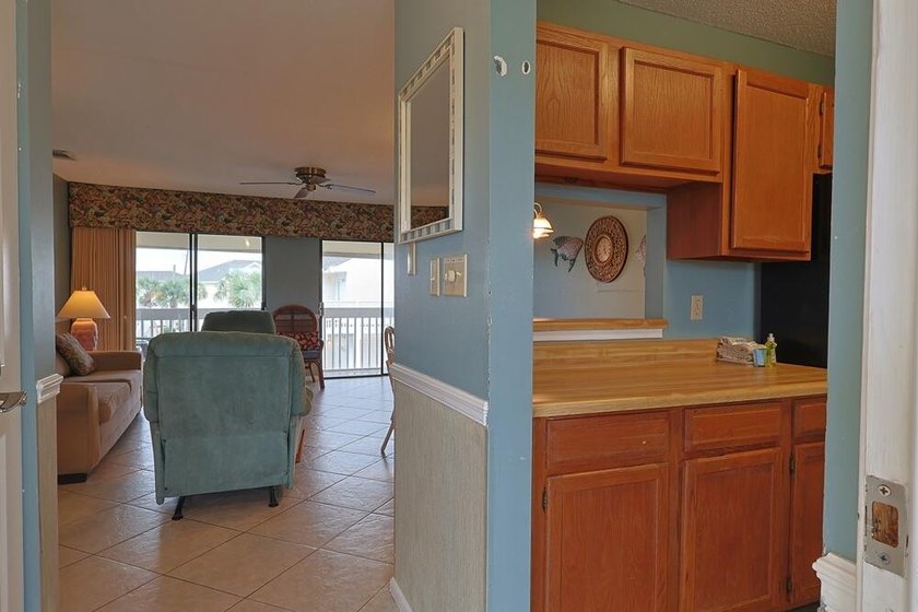 Fantastic location just steps from the beach, hot tubs and - photo 3