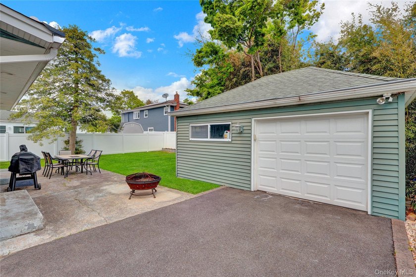 Immaculate and beautifully maintained 3-bedroom, 2-bath home - photo 23