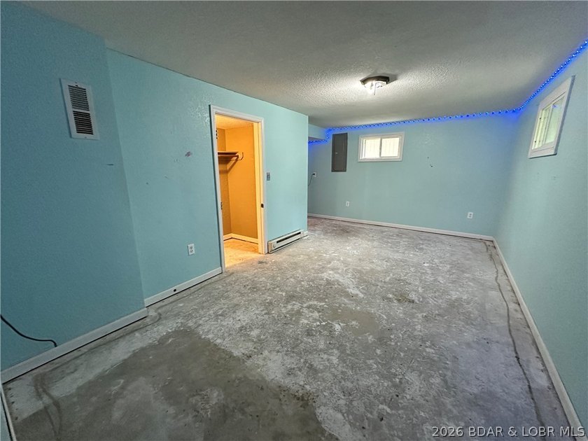 4-bed, 2-bath home in Warsaw featuring an open floor plan - photo 24