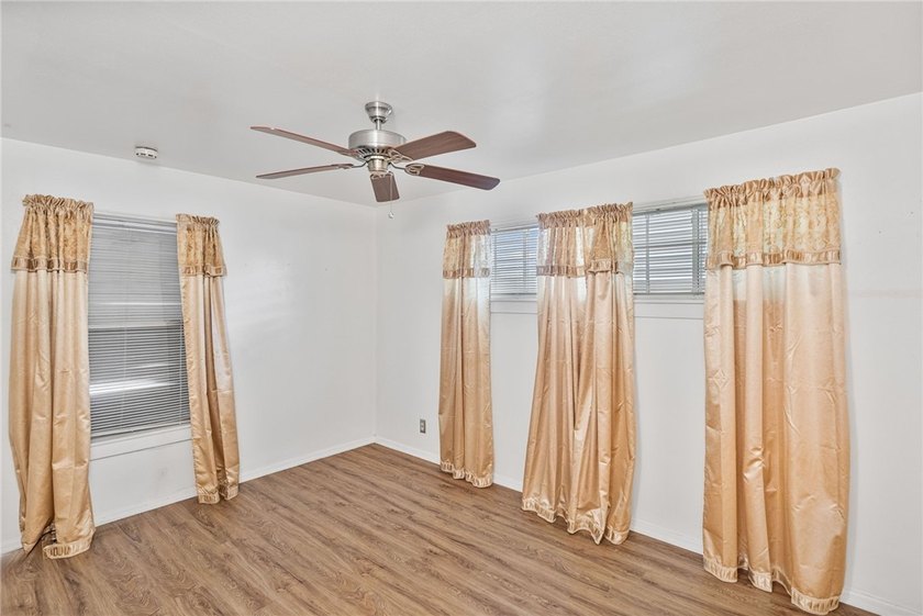 Welcome to this move-in ready gem, perfect for first-time - photo 24
