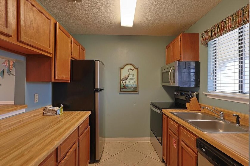 Fantastic location just steps from the beach, hot tubs and - photo 4
